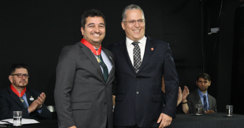 Presidente do TCEMG recebe a medalha do corregedor-geral, Paulo Cançado (foto: Su Bernardes)